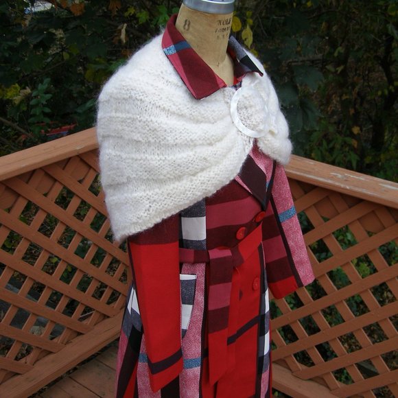 Beautiful Handmade Shawl w/Pearl color Buckle - Picture 10 of 16